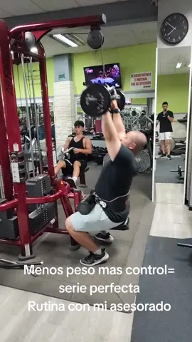 Rutina con mi asesorado 💪 @enric y el cámara experto @La liebre/ el mago 🧙‍♂️ #fuerza #parati #fyp #gym #españa 