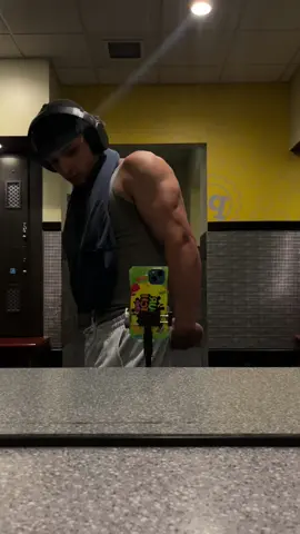Mental health is down, physique is up  #fyp #motivation #aesthetic #bodybuilding #GymTok #tommy #planetfitness 