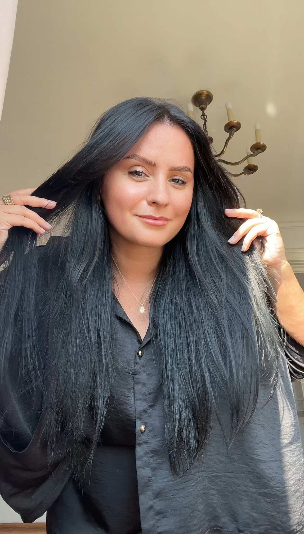 Back to ME 🖤 @georgiana.mtanase best hairstylist in town 🫶🏼 *nu este negru, este castaniu închis 4.0 💁🏻‍♀️ #thebeautycorner #bevisible #haircolor #brunette #birthdaygirl 