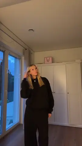 Dres od @CRYSTALAND 🖤 #tracksuit #crystalland #collab 