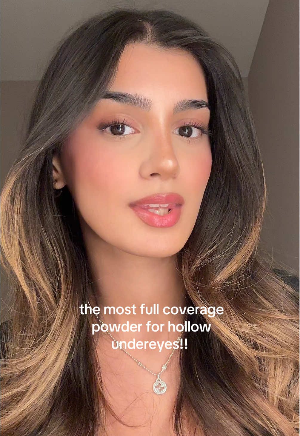 hollow undereyes whereee!! also i recommend using this powder as a finishing touch after your makeup is already finished for a more smooth effect! @Kosas cloud set powder in shade breezy #fyp #makeuptips 