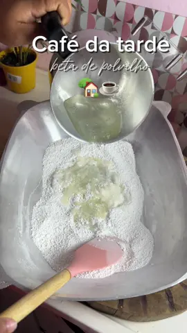 Lanche da tarde 2 xícaras de polvilho doce  1 xícara de água  Menos de meia xícara de óleo  Sal a gosto  Forno na temperatura máxima por 30 minutos  #receita #peta #biscoito #donadecasa 