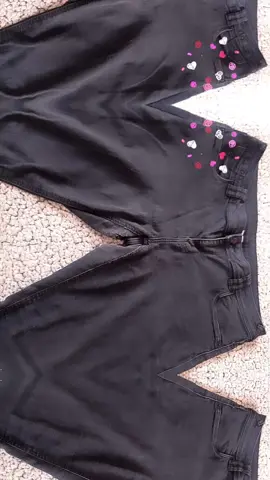 🌿 Aus Alt mach Neu: Jeans + Minikleid = neuer Lieblingsrock. Bin gespannt, wie er fertig aussieht – ein echtes Unikat! ✂️✨