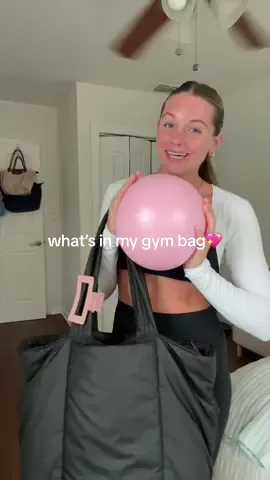 all my things for my @FORM for you program but I love it🩷🩷 #whatsinmybag #gymbag 