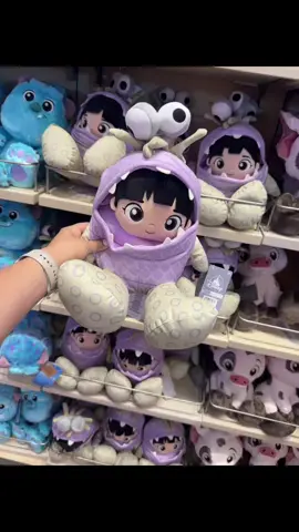 ✨🐾 ¡Alerta ternura nivel MONSTRUOS! 🐾✨ Nuestra Boo disfrazada de monstruito ya está DISPONIBLE 🥰💜 Corre por la tuya antes de que se esconda en la puerta mágica 🚪💫 👉 Escríbenos al DM y asegura la tuya antes de que se agoten 🧸💌 #Boo #MonstersInc #DisneyMagic #DisneyPeluche #mamamia 