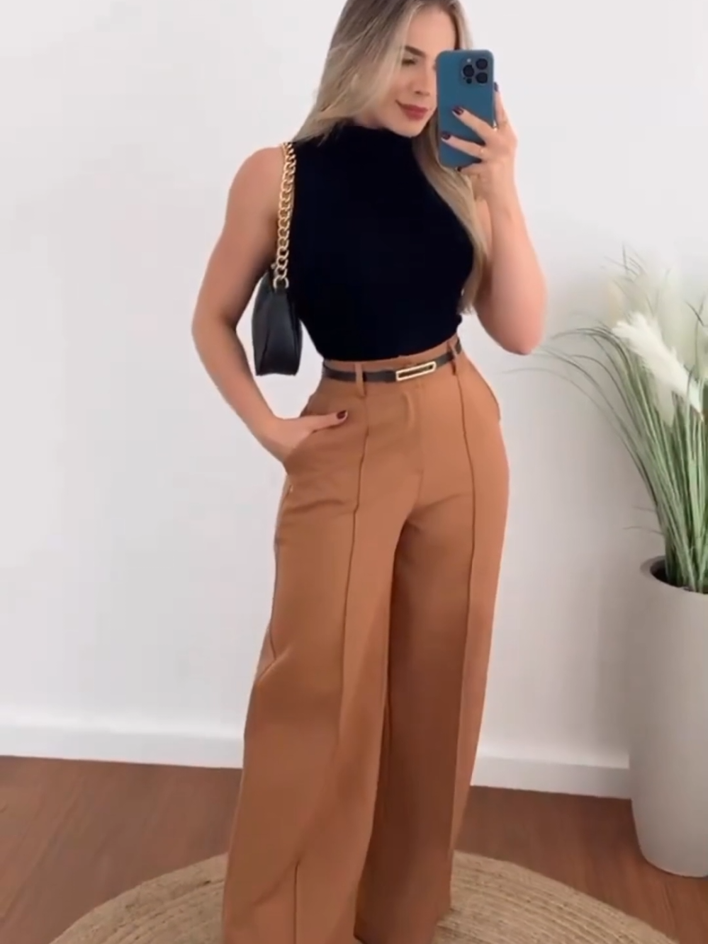 ✨ Luxo, elegância e poder em um só look! A nova calça pantalona de alfaiataria da ZARA é o lançamento que está conquistando o mundo fashion. Modelagem impecável, tecido de alta qualidade e um cinto sofisticado que transforma qualquer produção. Perfeita para o trabalho, eventos ou aquele jantar especial. #calça #calçapantalona #roupa #moda #modafeminina 