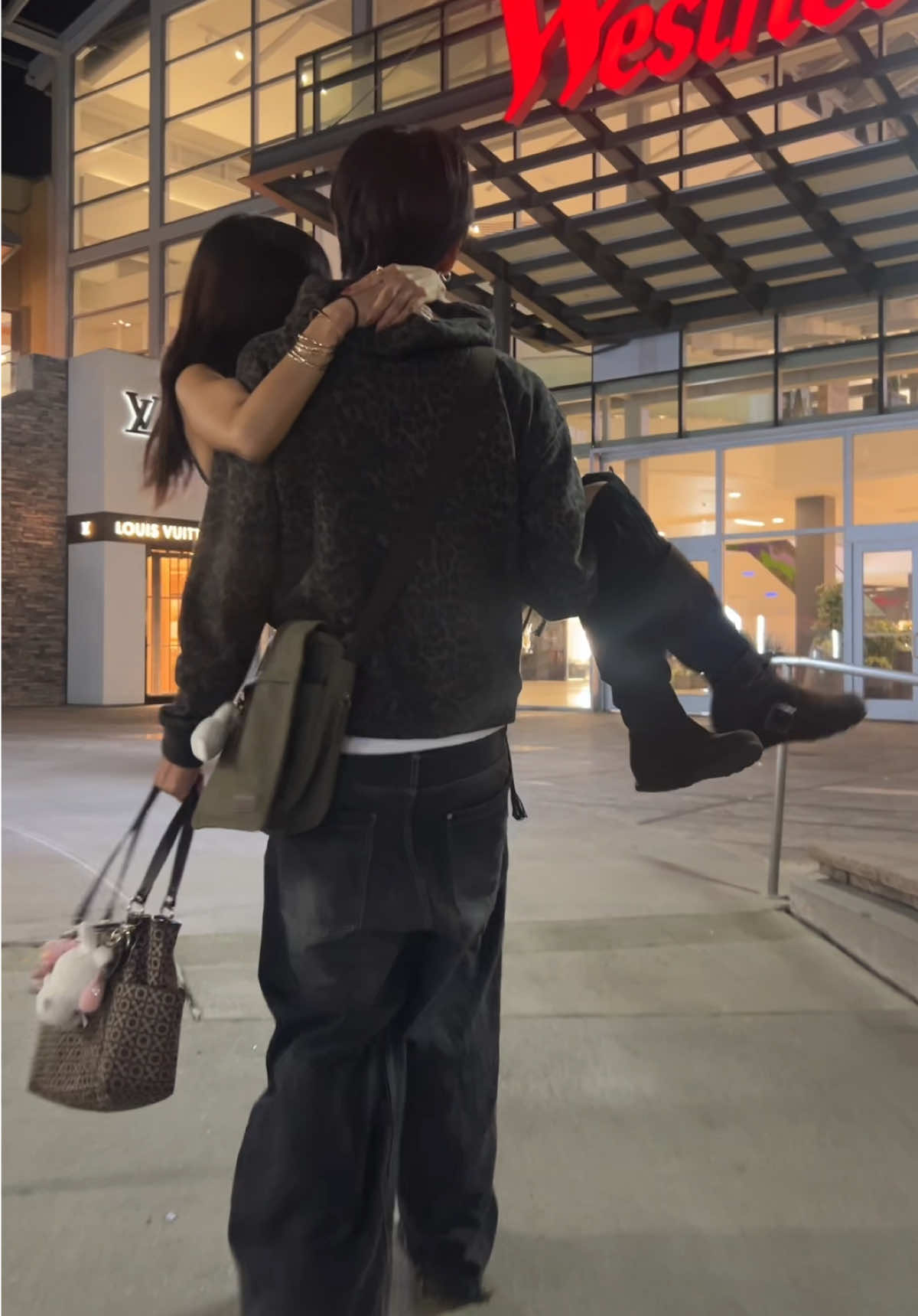 carry me and my bag ty 🤗 #fyp #viral #couple #boyfriend #matching @misæ⁷ 
