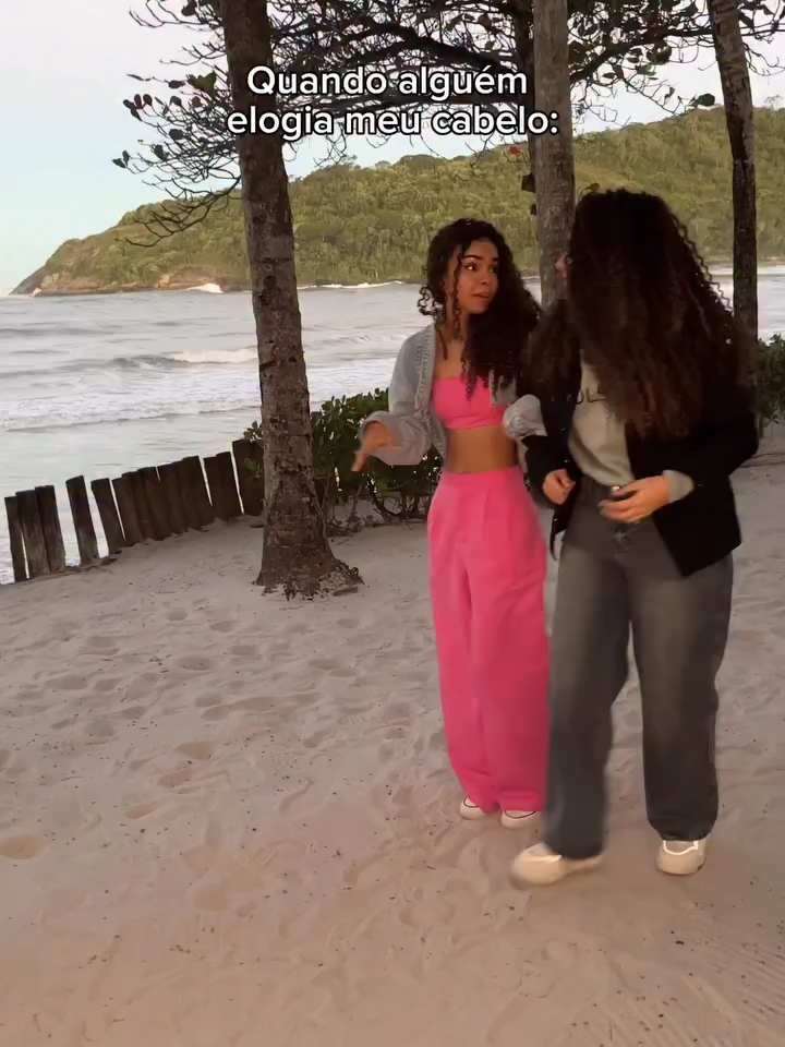 Cacheada sabe… um elogio assim muda TODO o dia 💛✨ E a @sharkezinha e a @adrianalvesx que o digam 😍 #ToDeCacho #SalonLine #CachosPerfeitos #cachos #cacheada
