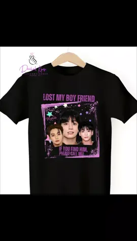 ARMY 💜 ya tenemos listos los diseños exclusivos inspirados en Jungkook 👑. Estilos únicos, ideales para quienes llevan su pasión siempre cerca. ¿Ya tienes la tuya? 🖤✨  #JungkookVibes” ##Jungkook #GoldenMaknae #JKStyle #BTSARMY #JungkookMerch #ARMYfashion #GoldenEra #BTSOutfit #ARMYmerch #JJK #KpopMerch #KpopStyle #BTSFans #ARMYLove #bts 