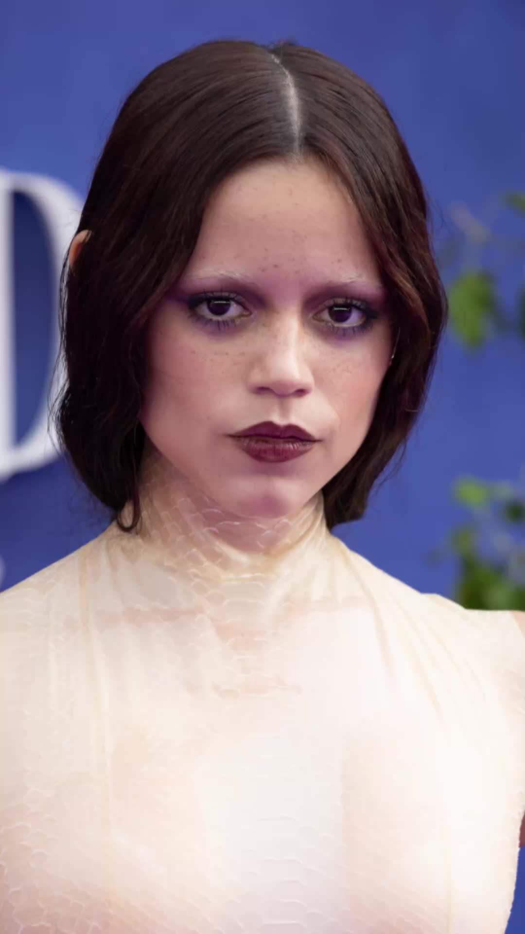 E se o segredo da #make perfeita fosse… não parecer perfeita? 👀 O #TiredGirlMakeUp transformou olheiras em tendência e provou que até o cansaço pode ser fashion. Você se jogaria nessa vibe ou passa? 👇 #Buzz (📷 Gareth Cattermole, Andreas Rentz, Adam Jason Finmann, Gilbert Flores, Mark Case/Getty Images; Karwai Tang/WireImage; New Vision; Avalon; Axelle/FilmMagic; WENN)