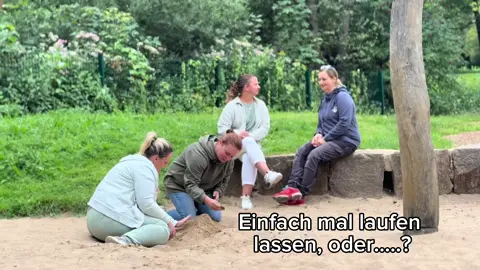 👩‍👩‍👧 Stell dir mal Folgendes vor: Zwei Mütter quatschen gemütlich auf dem Spielplatz. Währenddessen geraten ihre Kinder aneinander, fühlen sich sichtlich unwohl – und? Nichts passiert. Keine Anleitung, kein Eingreifen, keine Sicherheit durch die Erwachsenen. 👉 Ziemlich befremdlich, oder? 🐾 Genau solche Szenen sehen wir in der Hundewelt tagtäglich – nur dass es dort kaum jemandem auffällt. Auf Hundewiesen, in spontanen Facebook-Gassigruppen oder in schlecht moderierten Welpenspielstunden: Menschen stehen beisammen, unterhalten sich, scrollen durchs Handy… und die Hunde? Die sind oft sich selbst überlassen. Und hier kommt noch ein weit verbreiteter Irrglaube dazu: Das Bild vom „fröhlichen Jederhund-Spiel“. Klingt schön, ist aber meist nur romantisiertes Wunschdenken der Menschen. Viele Hunde – vor allem erwachsene – haben gar keine Lust auf wildes Toben mit Fremdhunden. Spiel findet nämlich nur im wirklich entspannten Umfeld statt. Alles andere ist Stress oder Konfliktvermeidung im Deckmantel von „Spiel“. ❗️Und nein: Solche Begegnungen „lasten“ deinen Hund nicht aus. Im Gegenteil – sie können ihn überfordern und ihm genau das Gegenteil von Ruhe und Ausgeglichenheit mitgeben. Echte Auslastung entsteht durch sinnvolle Beschäftigung mit dir, nicht durch unkontrollierte Runden mit Fremdhunden. Was passiert also in diesen unkontrollierten Gruppen? 🔹 Mobbing- oder Jagdspiele 🔹 Überforderung pur 🔹 Unsicherheit – ohne Halt durch den Menschen Und der Hund lernt dabei etwas, das wir alle NICHT wollen: ❌ „Mein Mensch steht mir nicht zur Seite.“ ❌ „Ich muss unangenehme Situationen alleine regeln.“ ❌ „Im Zweifel setze ich meine Zähne ein.“ 💡 Deine wichtigste Rolle ist nicht die des stillen Beobachters, sondern die des Sicherheitsankers deines Hundes. Wenn du ihm zeigst, dass er auf dich zählen kann, wächst nicht nur euer Vertrauen, sondern auch eure Beziehung – und genau das ist das Fundament für ein entspanntes Miteinander. #Hundetraining #Hundeerziehung #BindungStärken #positivesHundetraining #hundeverhalten 