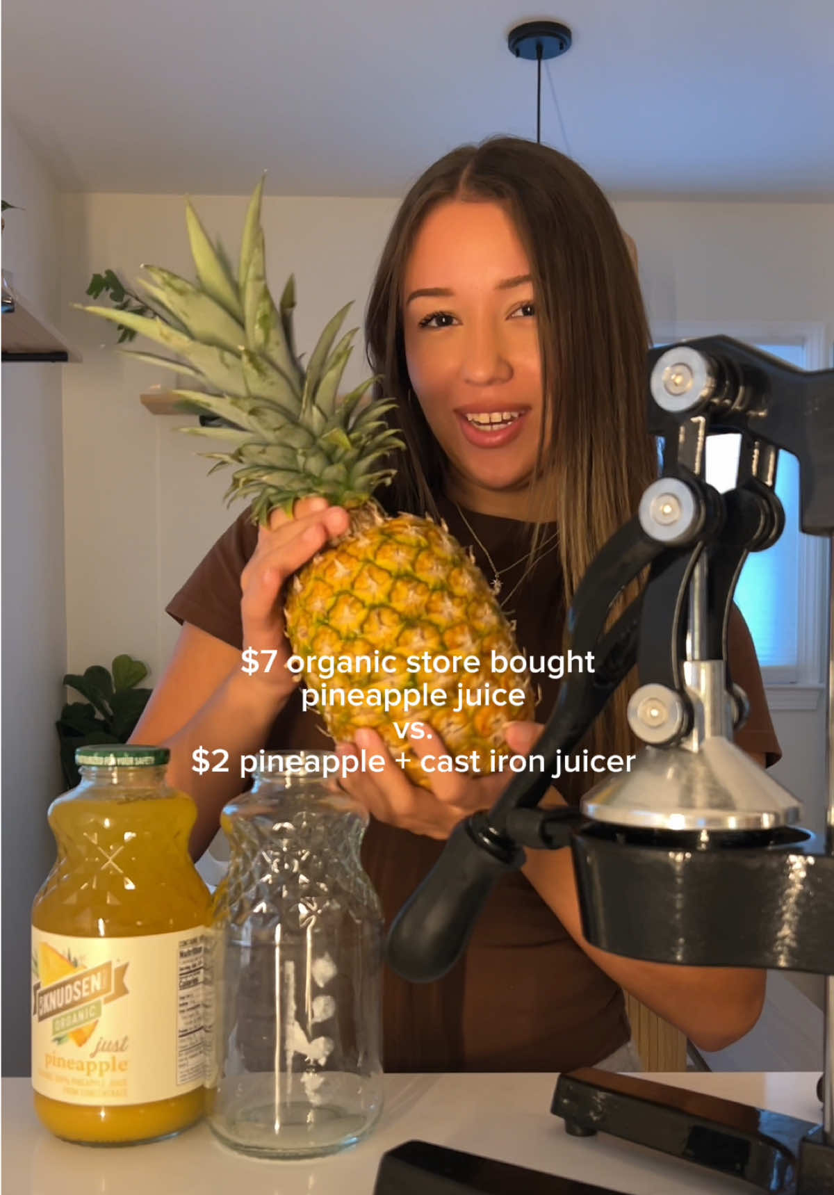 3 points I took away from this: 1. I’m no where as strong as @Small and Fragile Club , how is she getting it all the way down so easily   2. I indeed am allergic to pineapples 3. I really gotta start lifting weights bc why was this so hard   #juicing #castironjuicer #amazonfinds #pineapplejuice #juicer 