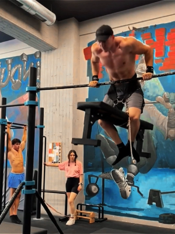 When a calisthenics athlete decides to defy gravity in a commercial gym, wait for the reactions 👀  #calisthenics #GymTok #calisthenicsworkout #usafitness #calisthenicsathlete 