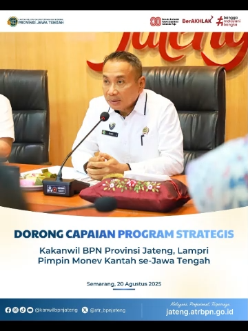 Semarang - Kepala Kantor Wilayah Badan Pertanahan Nasional (BPN) Provinsi Jawa Tengah, Lampri, memimpin langsung kegiatan Monitoring dan Evaluasi (Monev) capaian kinerja Kantor Pertanahan se-Jawa Tengah yang dilaksanakan pada Rabu (20/8/2025). Kegiatan ini bertujuan untuk mengoptimalkan capaian program strategis, mengidentifikasi kendala lapangan, serta merumuskan solusi konkret yang dapat segera ditindaklanjuti. Kegiatan Monev diselenggarakan secara hybrid. Seluruh pejabat struktural dan fungsional di lingkungan Kanwil BPN Provinsi Jawa Tengah hadir secara luring di Semarang, sementara para Kepala Kantor Pertanahan Kabupaten/Kota beserta pejabat struktural mengikuti kegiatan secara daring dari wilayah masing-masing. Dalam arahannya, Kepala Kanwil BPN Provinsi Jawa Tengah menegaskan pentingnya konsistensi dalam pelaksanaan program kerja dan keterbukaan dalam menyampaikan progres serta tantangan yang dihadapi di lapangan. “Monitoring dan evaluasi ini menjadi instrumen penting dalam memastikan bahwa setiap target program yang telah ditetapkan dapat tercapai secara optimal. Kami mendorong seluruh jajaran untuk terbuka dalam menyampaikan capaian dan hambatan, agar solusi yang diambil bersifat nyata dan tepat sasaran,” ujar Lampri. Beberapa poin utama yang menjadi fokus evaluasi antara lain capaian program penyertipikatan tanah wakaf, percepatan Pendaftaran Tanah Sistematis Lengkap (PTSL), penyelesaian peta kerja (KW) 4, 5, dan 6, tindak lanjut atas Hak Guna Usaha (HGU) yang telah habis masa berlakunya, serta tingkat penyerapan anggaran oleh masing-masing Kantor Pertanahan. Kegiatan ini diharapkan menjadi pemacu semangat seluruh jajaran BPN di Jawa Tengah untuk terus meningkatkan kualitas kinerja, mempercepat layanan kepada masyarakat, dan mendukung tercapainya target-target strategis Kementerian ATR/BPN. #kanwilbpnjateng #IndonesiaLengkap #ATRBPNAntiKorupsi #ATRBPNKiniLebihBaik #ATRBPNMajudanModern #MelayaniProfesionalTerpercaya