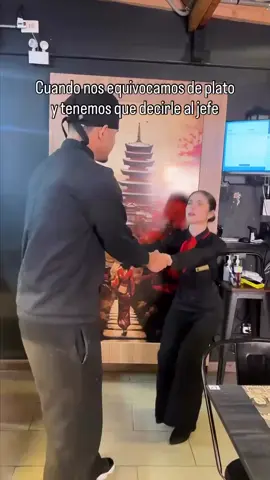 Todos sabemos que lo más difícil de equivocarse… no es el error, es decirle al jefe 🤐 Aunque debemos confesar que a todos nos ha pasado algo así, ¿cierto? 👀🙁 #SushiValleVolcanes #Jefe #Humor #Ramen #Platos #Confiesa