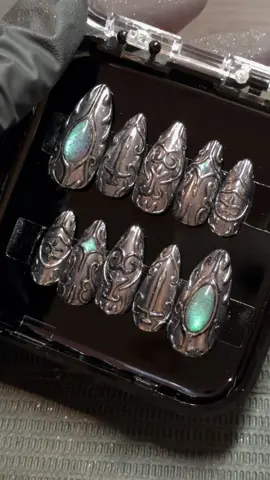 medieval armor press ons ⚔️🛡️ #medievaltiktok #chromenails #gothicnails #pressonnails #nailart 