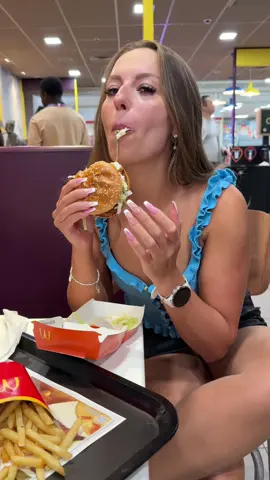 Do you mind me being a messy eater?👀