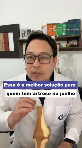 Os exercícios de fisioterapia são muito eficazes para a artrose de joelho, pois ajudam a melhorar a força muscular, a mobilidade articular, a reduzir a rigidez e a dor, promovendo a função articular e a qualidade de vida. A atividade física, quando personalizada e supervisionada por um fisioterapeuta, pode aliviar os sintomas, fortalecer as articulações e evitar a progressão da doença.  Benefícios da Fisioterapia na Artrose de Joelho: Fortalecimento Muscular: Fortalece os músculos ao redor do joelho, proporcionando suporte adicional e aliviando a pressão sobre a articulação.  Melhora da Mobilidade: Ajuda a manter e a melhorar a flexibilidade e o movimento do joelho, que é essencial para a função.  Alívio da Dor: Aumenta a capacidade de realizar atividades diárias sem dor excessiva e reduz a rigidez muscular.  Melhora da Qualidade de Vida: Aumenta a independência e promove o bem-estar geral do paciente.  Prevenção: A prática regular e supervisionada de exercícios pode ajudar a prevenir a piora dos sintomas e até a evitar cirurgias em alguns casos. #artrose #artrosedejoelho #joelho #fisioterapia #dor  