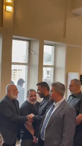 بسم اللّٰه الرحمن الرحيم قام الوفدُ الخاص المتكون من ( سماحة الشيخ ابو خميني والدكتور ناطق ابو حيدر والحاج ابو عراق العبودي وايضا كل من الأخوه المرافقين للوفد سجاد رشيد ومؤمل وسام والحبيب ابو هاشم ) بزيارة المأتم الذي أقامته قبيلة عزّة على روح الفقيدة الدكتورة بان زياد طارق، والذي أشرف عليه أمير قبيلة عزّة الشيخ علي البرهان العزاوي وولده محمد علي البرهان وهم من قاموا بأستقبالنا وقدّم الوفد خلال الزيارة خالص العزاء والمواساة إلى ذوي الفقيدة وأبناء قبيلة عزّة، معبرين عن تضامنهم ومشاركتهم في هذا المصاب الجلل، سائلين اللّٰه تعالى أن يتغمد الفقيدة برحمته الواسعة ويسكنها فسيح جناته، ويلهم أهلها وذويها الصبر والسلوان.    #شهداء_العراق_ذكرى_لا_ينساها_الجميع #ذوي_الهمم #مساعدة #تحالف_ابشر_ياعراق_١٤٣_١٨ #اشواق_عزيز 