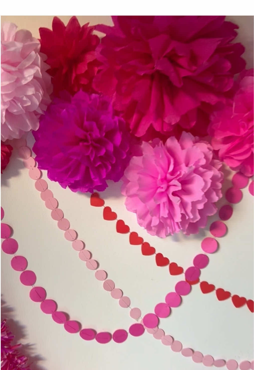 🌺 🥳 POMPONES SUPER FÁCILES a puro color! 🎊 👉 Encontrá el tutorial de las GUIRNALDAS para completar esta deco en mi canal de YouTube Tami Bloss, sumate al canal! #pompon #tutorial #DIY #floresdepapel #paperflower 