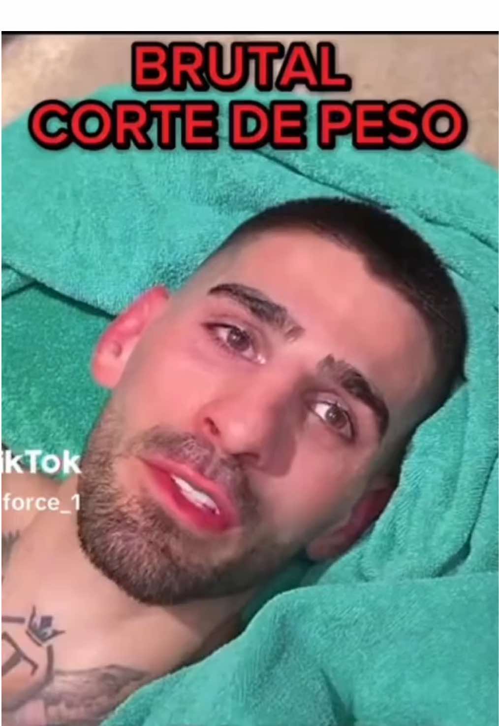 Ilia Topuria no solo pelea contra sus rivales… también contra la báscula ⚖️🔥. El corte de peso es una práctica común en la UFC y otros deportes de combate: los peleadores reducen drásticamente su peso en pocos días para dar la categoría. ¿Cómo lo hacen? Principalmente deshidratando el cuerpo con saunas, trajes térmicos y restricción de líquidos. 💧➡️🥵 Esto les permite competir en una división más baja, enfrentando rivales aparentemente más pequeños. Pero el costo es enorme: mareos, fatiga extrema, riesgo de daño cerebral, arritmias e incluso la muerte súbita. 😨 Cuando ves a Topuria exhausto antes del pesaje, parece que se despide de su familia… porque en ese momento su cuerpo está al límite. Videos de: @TNT Sports Football @famozillos @UfcTeam  #mma #mmafighter #UFC #iliatopuria #nutriciondeportiva 