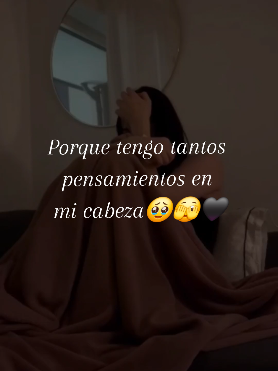 Las personas con ansiedad y depresión tienen tantos pensamientos porque su mente está en modo de supervivencia 🧠⚡. Constantemente analiza, recuerda y proyecta escenarios para intentar protegerte del dolor, pero termina agotándote emocionalmente 😞. No eres débil, tu cerebro está buscando respuestas. La clave está en aprender a calmar esa tormenta interna 🌿✨. ¿Quieres saber cómo empezar? Ve al enlace en mi perfil y encuentra herramientas que pueden ayudarte 💛. . . . #llorar #stressfree #depressionanxiety #pensamientos #depression 