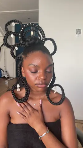 Coiffure pour le clip de @Tengaishy modèle : @sephoraselena #disysbeauty #hairart #afrohair #hairdesign 