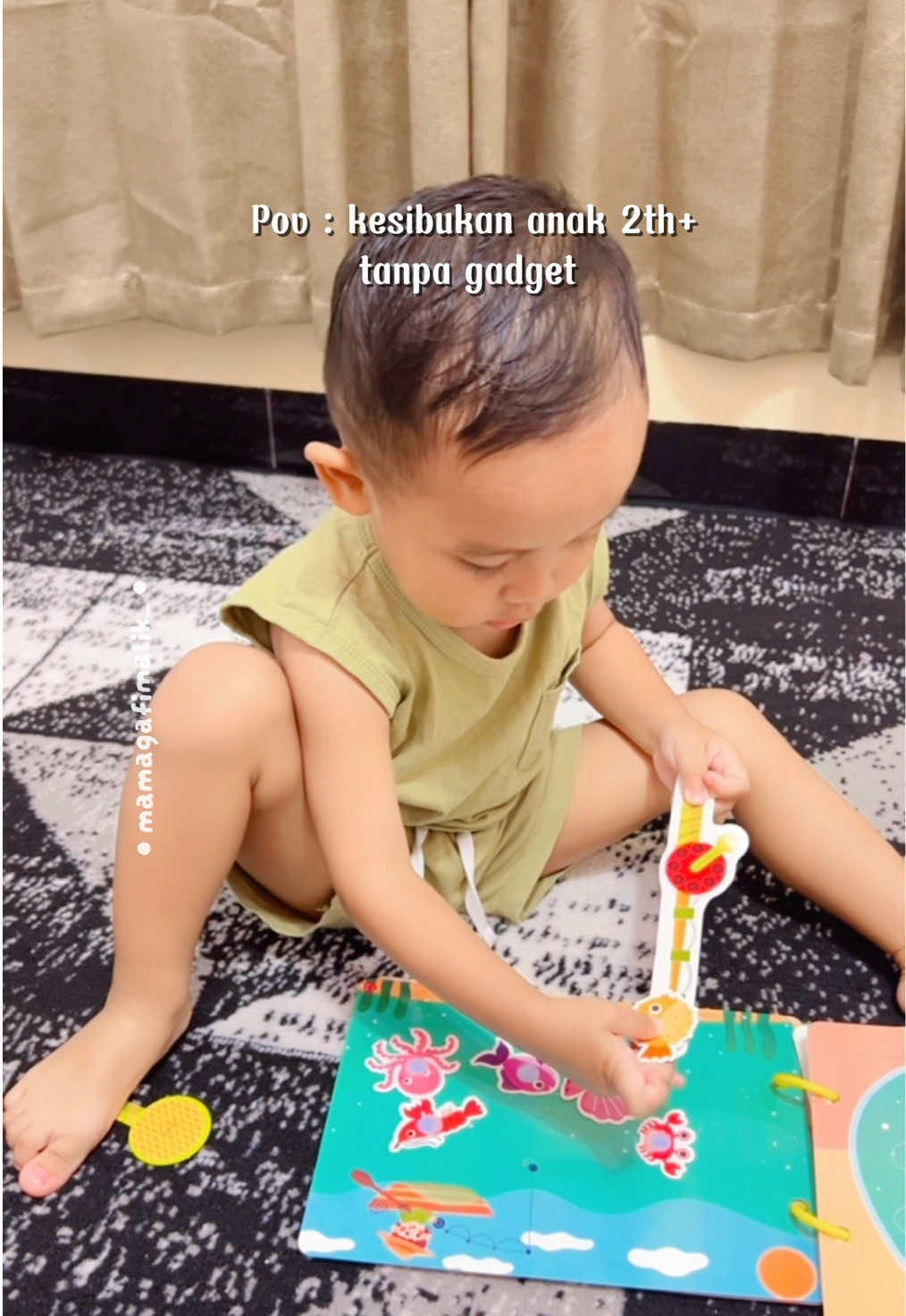 sibuknya anak yang di inginkan para orang tua 😍 bukan sibuk gadget tapi sibuk bermain sambil belajar😍 #busybook #edukasianak #stimulasianak #bermaindanbelajar #mainanedukasi 