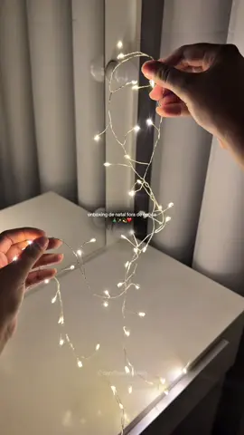 vocês me pediram muito uma opção menorzinha desse pisca maravilhosooooo, o cluster… e eu encontreiiiiii ❤️✨ e o melhor: é da shopee!!!! 💫 amanhã vou gravar um vídeo suuuuuper especial com ele, vocês vão amar!  comenta se quiser o link ou então é só pegar ele lá na minha bio 🫶 #natal #natal2025 #natalforadeepoca #achadinhosdenatal #cluster 