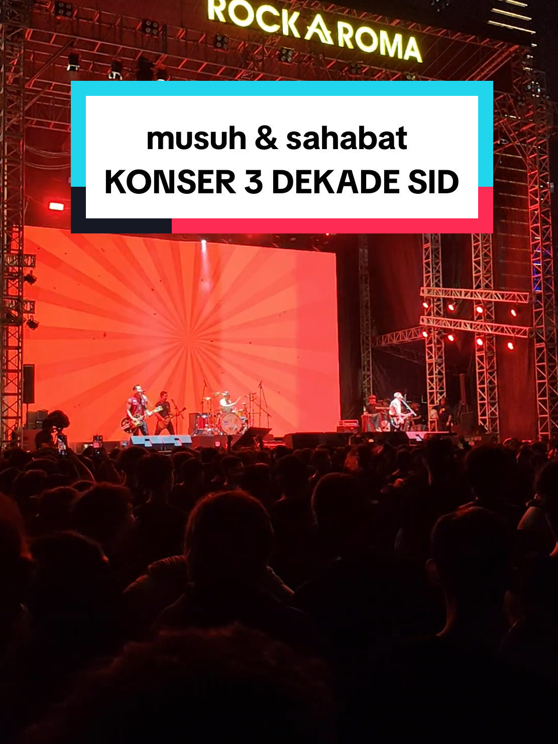 kalian tipe penonton yang mana?  Berdiri diam melihat dan menikmati aksi panggung idola,atau bergerak mosshing menikmati irama musik dan lagu dari sang idola?  @1995sidofficial @rockaroma_id  #sid #konsersid #distorsitigadekadesid #rockaroma #outsider #fypシ゚ 