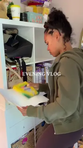 A peak into our screen free evenings. It’s honestly very simple, sometimes I plan it out more but more often it looks like this! #singlemom #toddlermom #eveningroutine 