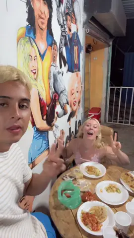 #losvideosquenoalcanzaronasalir les presentamos a una parte del equipo de trabajo! Comiendo pupusas 🇸🇻😍  Kylie King #parati #elsalvador #usa #influencer 