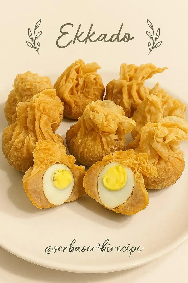 🥚🦐 Ekkado: Camilan Resto Jepang yang Bisa Kamu Bikin Sendiri di Rumah! Dulu cuma bisa nikmatin ini kalau lagi makan di resto Jepang… Sekarang? Bisa bikin sendiri di rumah & rasanya tetep fancy! 🤩✨ Ekkado—olahan ayam dan udang cincang dibungkus kulit kembang tahu dan diikat manis kayak kado. Digoreng garing di luar, juicy di dalam! 🔥 📌 Tips: pakai kembang tahu segar biar hasilnya lentur & nggak mudah robek waktu dibentuk #menuharian #cookingtime #masakan #happycooking #ekkado 