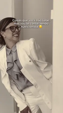 ✨ Coisas que eu, como nutricionista, sempre preciso explicar (e que geram muitas dúvidas!): 🍒 Aquela “cereja” em calda que você encontra no mercado quase nunca é cereja de verdade… na maioria das vezes é chuchu tingido com corante. 🌭 A salsicha não é carne pura — ela é feita com partes menos nobres, misturadas a aditivos, conservantes e corantes. 🍗 O frango que chega à sua mesa não tem hormônio adicionado. Esse é um mito! O crescimento rápido acontece porque a genética do animal foi selecionada ao longo dos anos. 🫒 O azeite pode sim ser usado para refogar, sem problema. Só não serve para frituras profundas, porque perde suas propriedades benéficas quando aquecido demais. 📡 O micro-ondas não causa câncer. Ele apenas aquece os alimentos por meio das ondas, sem alterar sua composição de forma prejudicial. 🥩 Aquele líquido que sai da carne não é sangue, e sim água com proteínas (como a mioglobina). 🥛 Os quadradinhos impressos na caixinha de leite não significam que o leite foi reaproveitado. Eles fazem parte do processo de fabricação da embalagem. 🌿 O efeito calmante do maracujá não vem da fruta, mas sim das folhas e flores da planta. 🥛 O leite em pó não tem açúcar adicionado. O sabor adocicado vem da lactose, que é o açúcar natural do leite. 💡 A nutrição é cheia de mitos que confundem, mas quando entendemos a verdade, fica muito mais fácil cuidar da saúde de forma leve e consciente. #nutrigabysales #nutrição #mitosalimentares #emagrecimento