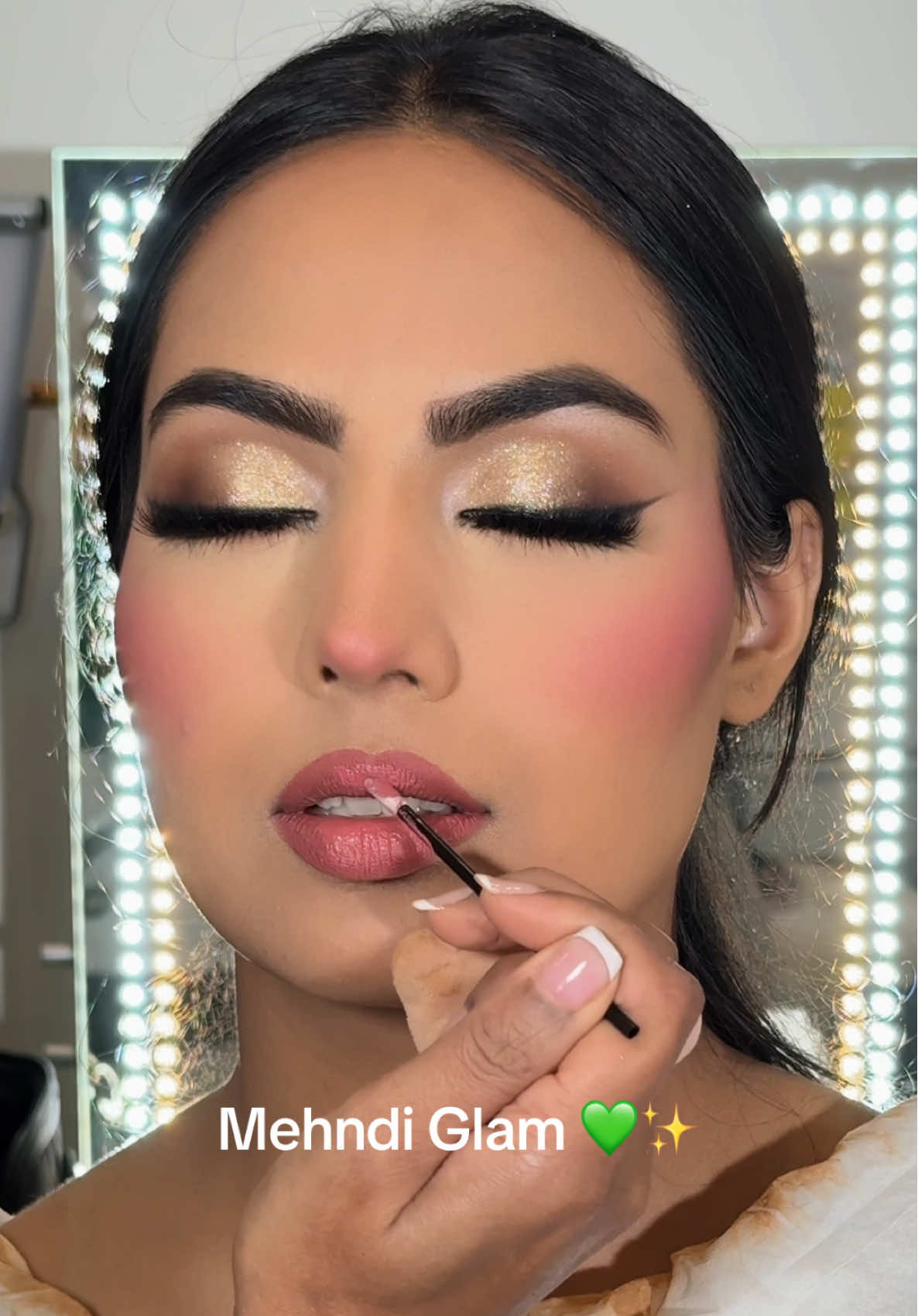 Mehndi Bridal Glam 💚 an actual Doll 😍 #mehndibride #bridalglam #mehndimakeup #mehndi #pakistanibride 