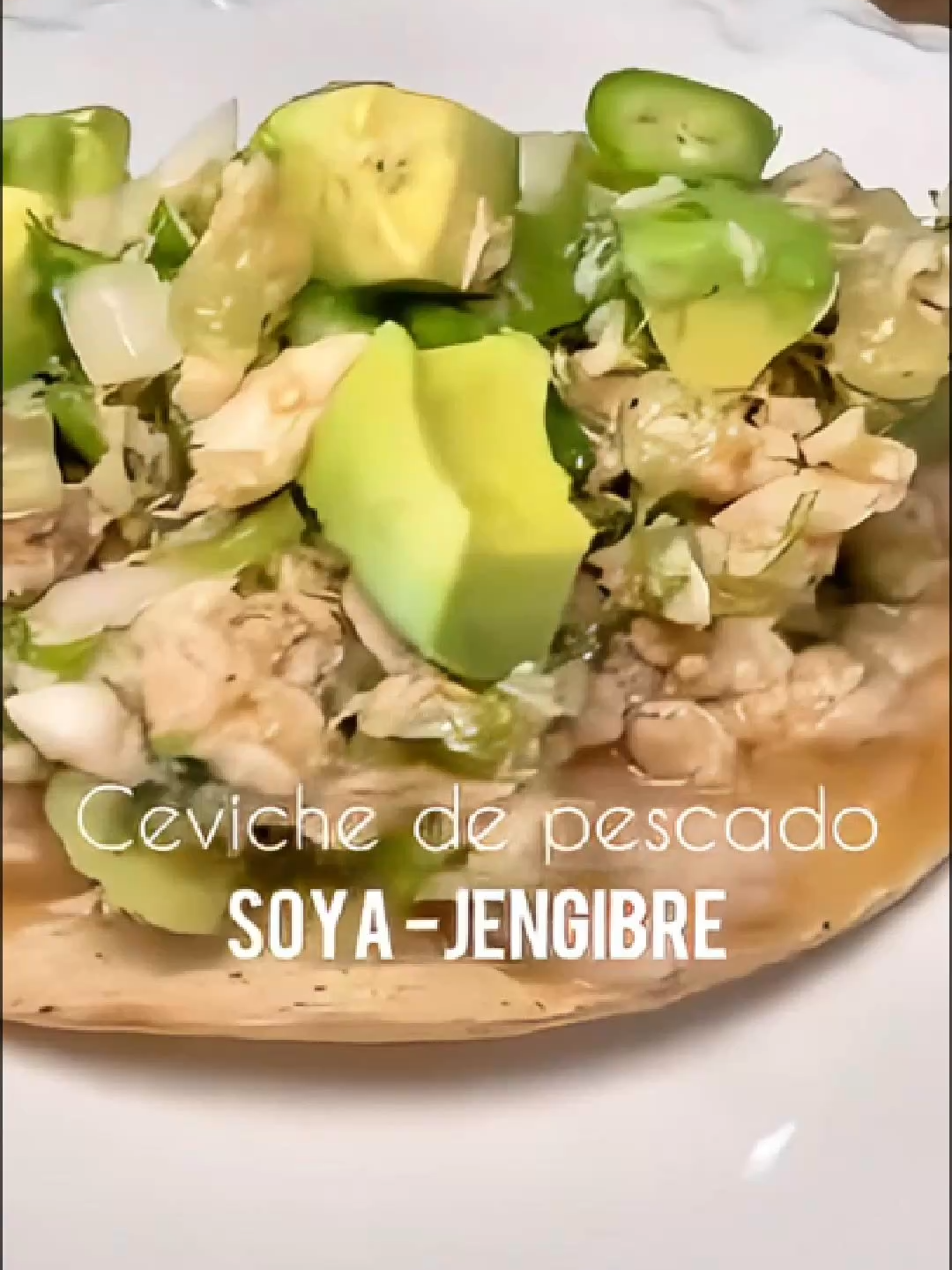 ceviche de pescado con soya y jengibre. Ingredientes 4 Filetes de pescado 1 taza de tomate verde picado 1/2 t de apio picado 1/2 t de cilantro picado 1/2 t de cebolla picada (puedes usar morada también) Salsa: 1/2” t de jugo de limón 1/2 taza de soya 1 diente de ajo chico rallado 2 cm de jengibre rallado Sal y lemon pepper Cocina el pescado en el sartén para poder desmenuzarlo, mientras pica el resto de los ingredientes y prepara la salsa. Después integra todo Puedes ponerle ahí mismo aguacate y chile serrano picado, yo lo aparte porque mis hijos no comen chile y el aguacate lo puse como decoración. #ceviche #pescado #soya #jengibre #comida #Receta #recetas