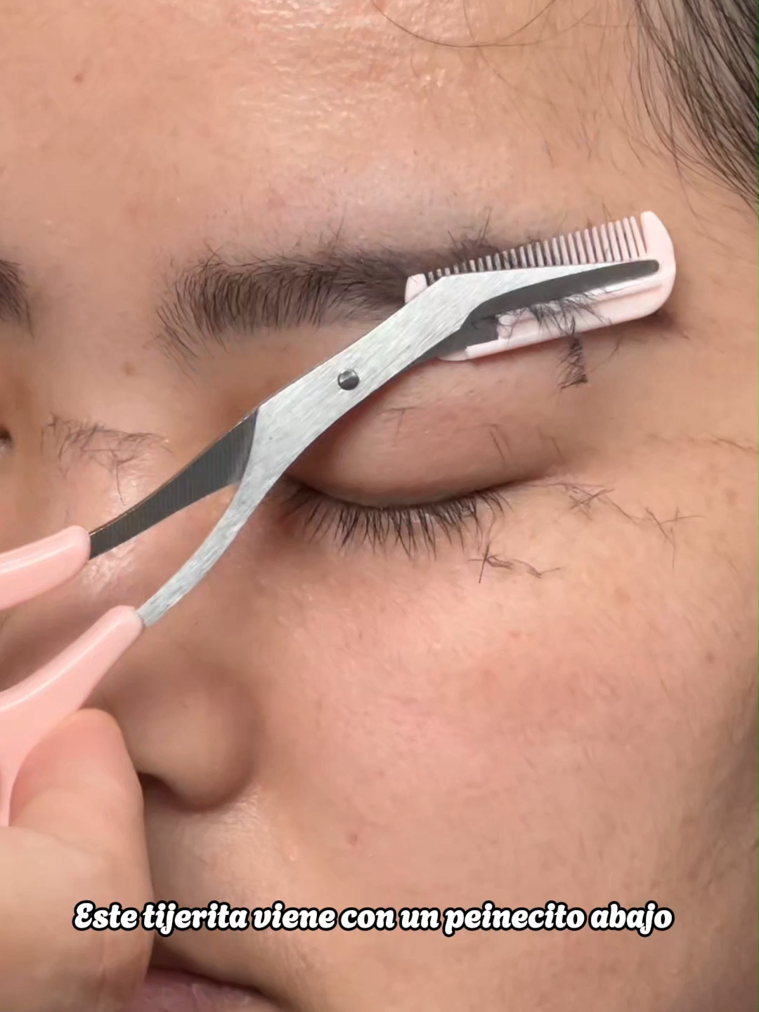 ¡Con estas tijeritas te dejas las cejas bien lindas! ✨ Traen peinecito, son fáciles y súper seguras 😍✂️💁‍♀️ #eyebrows#PerfectBrows#EyebrowRazor#BrowScissors#cortadordecejas#mexico #trend