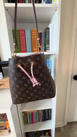 Quick pack my bag if thr at with me. Todays bag is the @Louis Vuitton NeoNoe with in pink. I love this bag!#packmybag #bucketbag #louisvuitton #dreambag #shopping 