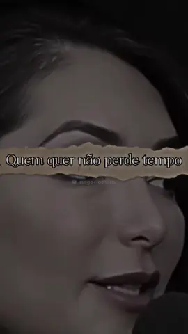Quem quer não perde tempo é uma frase que resume a ideia de que quando você tem um objetivo claro em mente, você não deixa que oportunidades passem em branco. Quando você realmente deseja algo, você encontra uma maneira de fazer com que isso aconteça, sem deixar que o tempo seja um obstáculo. Isso significa ser proativo e tomar ações concretas em direção ao seu objetivo. Em vez de esperar que as coisas aconteçam, você toma a iniciativa e faz com que elas aconteçam. Isso pode exigir disciplina, foco e determinação, mas os resultados podem ser incrivelmente gratificantes. Quando você não perde tempo, você está aproveitando ao máximo as oportunidades que surgem. Você não deixa que a procrastinação ou a falta de motivação o impeçam de alcançar seus objetivos. Em vez disso, você se concentra em fazer o que é necessário para alcançar o sucesso. Além disso, não perder tempo também significa ser eficiente e produtivo. Você está usando seu tempo de forma inteligente, priorizando as coisas mais importantes e evitando distrações. Isso pode ajudá-lo a alcançar seus objetivos mais rapidamente e a sentir uma maior sensação de realização e satisfação. Em resumo, quem quer não perde tempo é uma mentalidade que pode ajudá-lo a alcançar seus objetivos e viver uma vida mais produtiva e gratificante. . . . 🤍| Nos siga pra aproveitar mais vídeos como esse Crédito: @camilasponton #relacionamento #amor #reflexao 