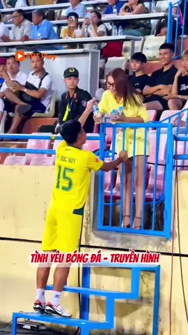 Mối tình bóng đá - truyền hình: Đức Huy - MC Mù Tạt  #vlogminhhai #fptplay #vleague #duchuy #mcmutat 
