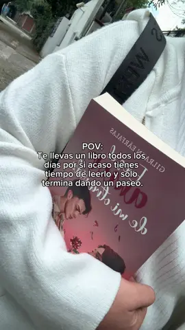 Te llevas un libro a todos lados por si tienes tiempo de leerlo… #libros #BookTok #frases #librosrecomendados #ereselamordemiotravida 