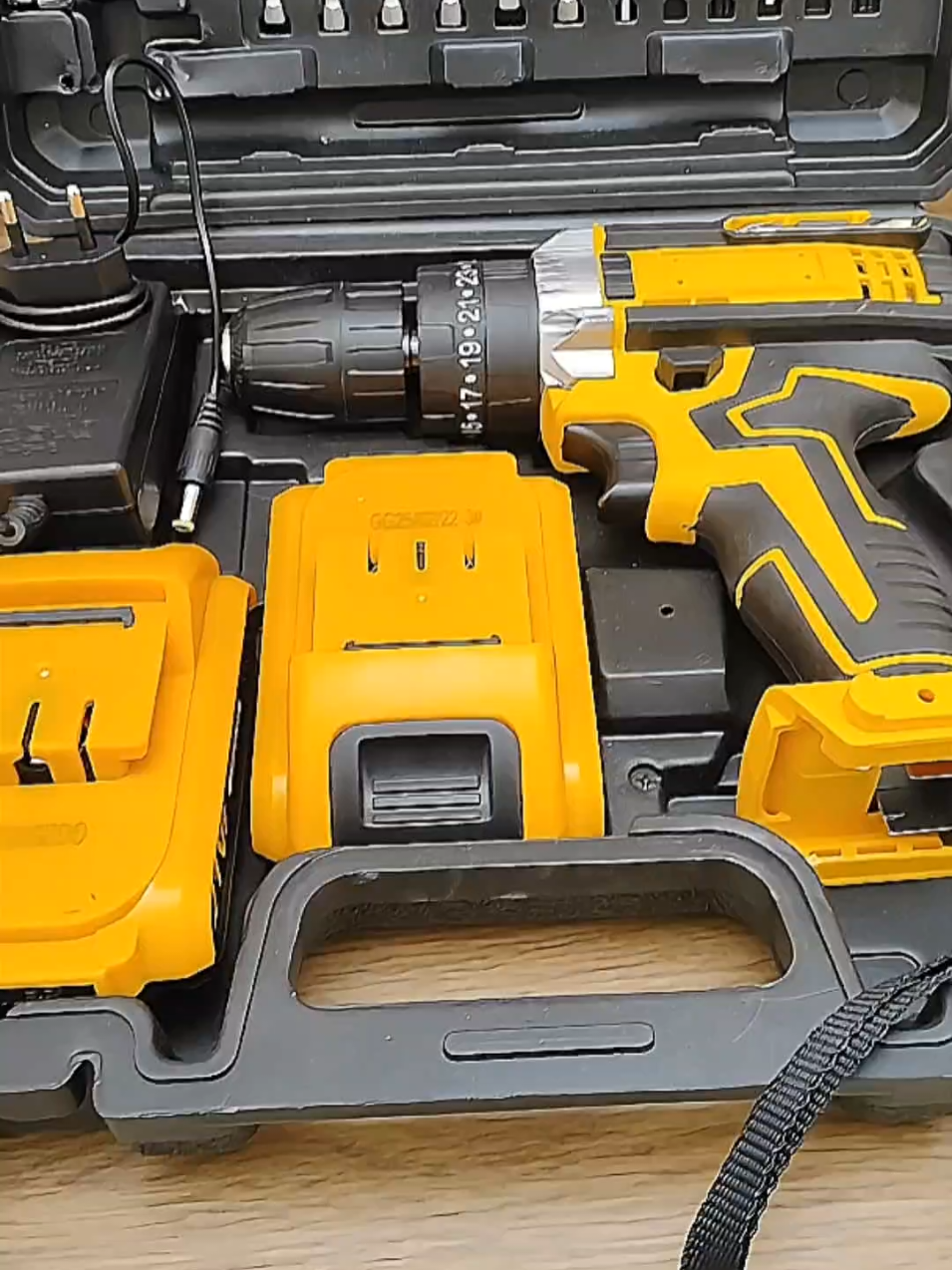 Furadeira e parafusadeira recarregável dom duas baterias de 21V Jogo de bits 👉 @ACHADINHOS TOP3   Jogo de ferramentas 46 peças 👉@ACHADINHOS TOP3 