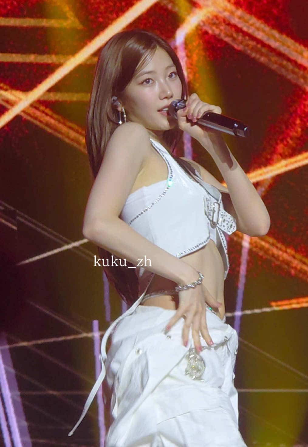 250810 EASY CRAZY HOT IN BANGKOK🇹🇭 Smartエンディングをカッコよく決めたのに、Fire in the bellyがなかなか流れずニッコニコで可愛かった🤍 #LE_SSERAFIM #KAZUHA #르세라핌 #카즈하 #EASY_CRAZY_HOT_IN_BANGKOK @LE SSERAFIM 
