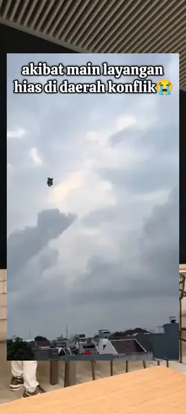 akibat main layangan di daerah konflik😂😭 #layanganhiasdiserang #layangan #fyp #viraltiktok 