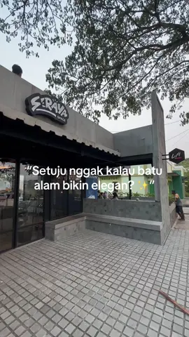 “Step by step, batu alam terpasang rapi 💪 ” #rumahviral #fyp #kontraktor##CapCut 