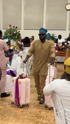 Groomsmen bringing the bride price and gifts at Lily and Damilare traditional marriage 👌🏾👌🏾#LIVEIncentiveProgram #ghanatiktokers🇬🇭🇬🇭🇬🇭 #fyp #GoLIVEGrowFast #ghanatiktok🇬🇭 