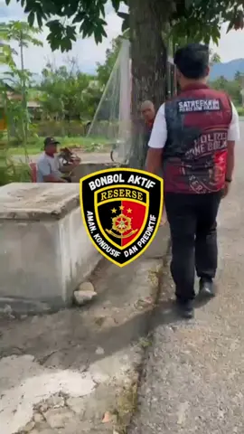 🛡️ KRING SERSE BONBOL AKTIF 🕵️‍♂️ Sat Reskrim Polres Bone Bolango terus hadir di tengah masyarakat melalui kegiatan Kring Serse Bonbol Aktif. Kegiatan ini merupakan bentuk komitmen kami dalam menciptakan rasa aman dan nyaman di wilayah hukum Polres Bone Bolango. Petugas secara rutin melakukan patroli tertutup di titik-titik rawan kejahatan, melakukan deteksi dini terhadap potensi gangguan kamtibmas, serta menjalin komunikasi aktif dengan warga untuk menerima informasi maupun aduan. #polriuntukmasyarakat #polresbonebolango #tribratanewsgorontalo #humaspolresbonbol 