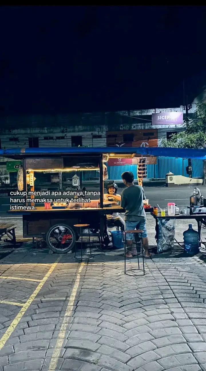 Bahan-bahan: Untuk ayamnya: 500 g daging ayam (paha/ dada, potong kecil) 3 siung bawang putih, haluskan 4 siung bawang merah, haluskan 2 butir kemiri, haluskan 2 sdm kecap manis 1 sdm saus tiram (opsional) ½ sdt merica bubuk Garam dan gula secukupnya 300 ml air/kaldu ayam Untuk mie dan pelengkap: 500 g mie basah (atau mie telur) 2 batang daun bawang, iris tipis 100 g sawi hijau / caisim, rebus sebentar Minyak ayam (bisa buat dari kulit ayam yang digoreng) Bawang goreng secukupnya Untuk kuah: Air rebusan tulang ayam 2 siung bawang putih, geprek Garam, merica, dan penyedap secukupnya --- Cara Membuat: 1. Tumis Ayam: Panaskan sedikit minyak, tumis bumbu halus (bawang putih, bawang merah, kemiri) sampai harum. Masukkan potongan ayam, aduk rata sampai berubah warna. Tambahkan kecap manis, saus tiram, garam, gula, merica. Tuang air/kaldu, masak sampai ayam empuk dan kuah menyusut. Sisihkan. 2. Buat Kuah: Rebus air dengan tulang ayam, masukkan bawang putih geprek. Bumbui dengan garam, merica, dan sedikit penyedap. 3. Siapkan Mie: Rebus mie hingga matang, tiriskan. Campur dengan 1 sdm minyak ayam + sedikit kecap asin (opsional). 4. Penyajian: Taruh mie yang sudah dicampur minyak ayam ke mangkuk. Tambahkan ayam berbumbu di atasnya. Sajikan dengan sawi rebus, daun bawang, bawang goreng, dan kuah panas terpisah.