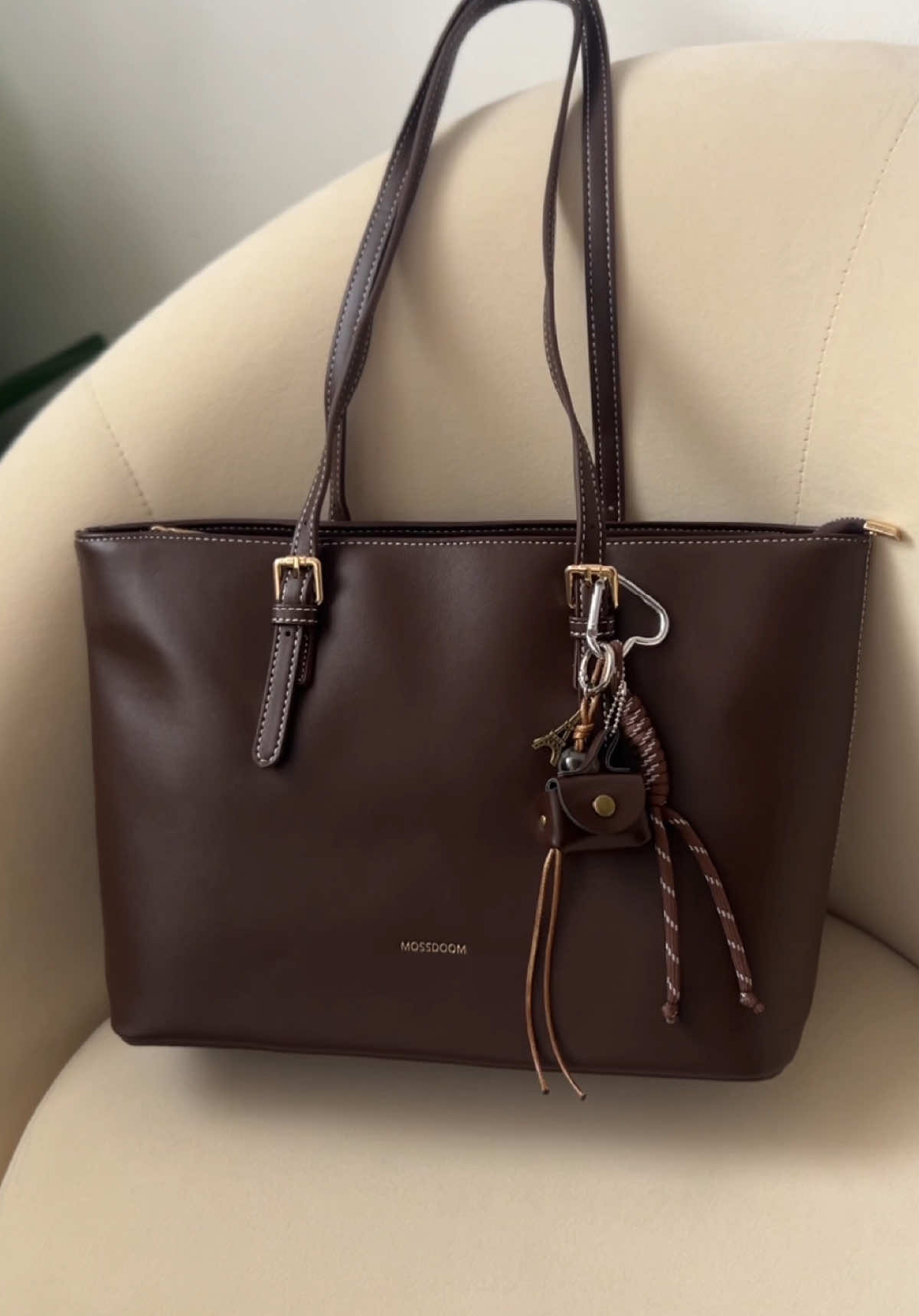 Brown/coffee bags are still my top fave! Ganda nitong color! Kaloka! 😆✨ #schoolbag #officebag #totebag #mossdoomfiorellabag #mossdoom @MOSSDOOM.PH 