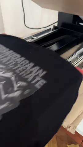 Proses press DTF pada Tshirt oversized 24s 100% cotton combed  Bagi kalian yang pengen punya baju tapi desain suka suka, tapi cuma mau bikin 1 pcs aja, kalian sudah ketemu dengan tempat yang tepat dan terpercaya🫶🏻🫶🏻 Yuk Dm admin atau WhatsApp 0822 3405 1307 #tshirtsatuan #customsablon #fyppppppppppppppppppppppp #customsablon 